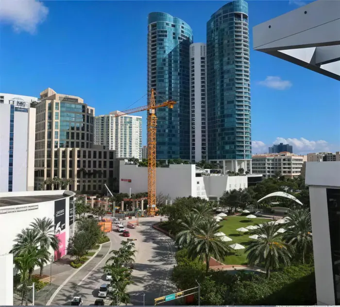 El centro de Fort Lauderdale, torres y una grúa de construcción sobre una calle con palmeras