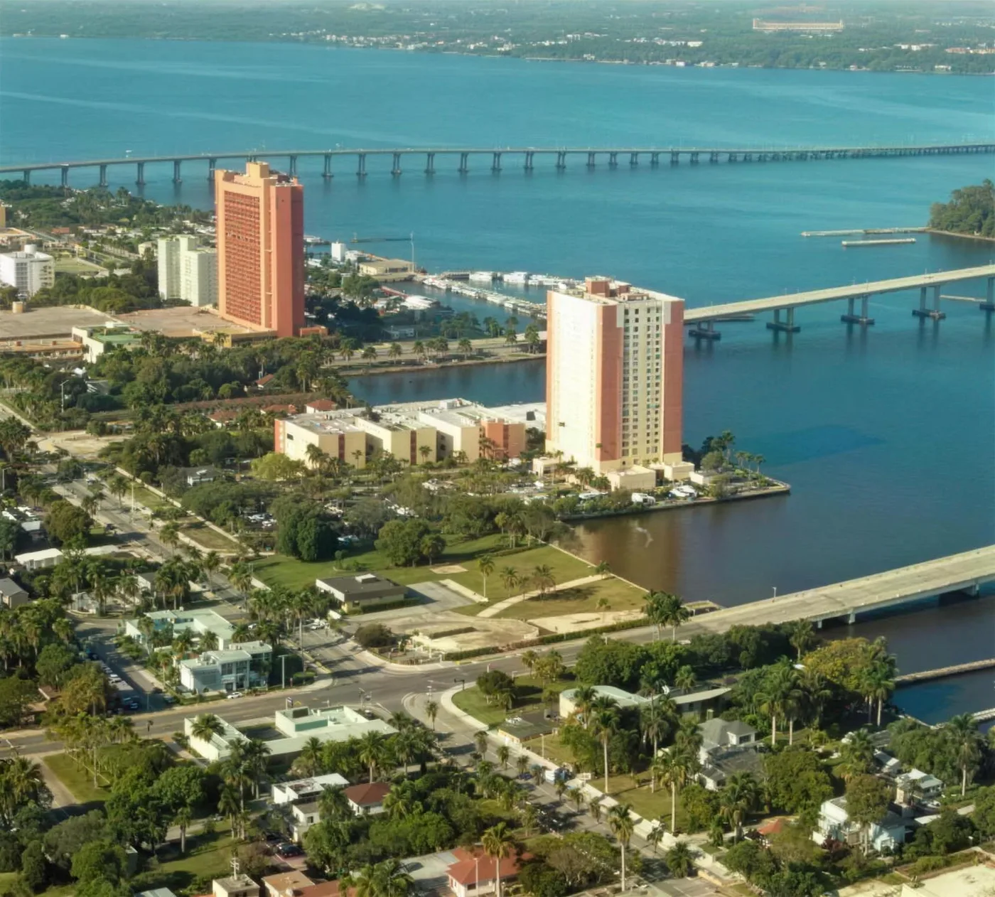 El río Caloosahatchee y el malecón de Fort Myers desde el aire