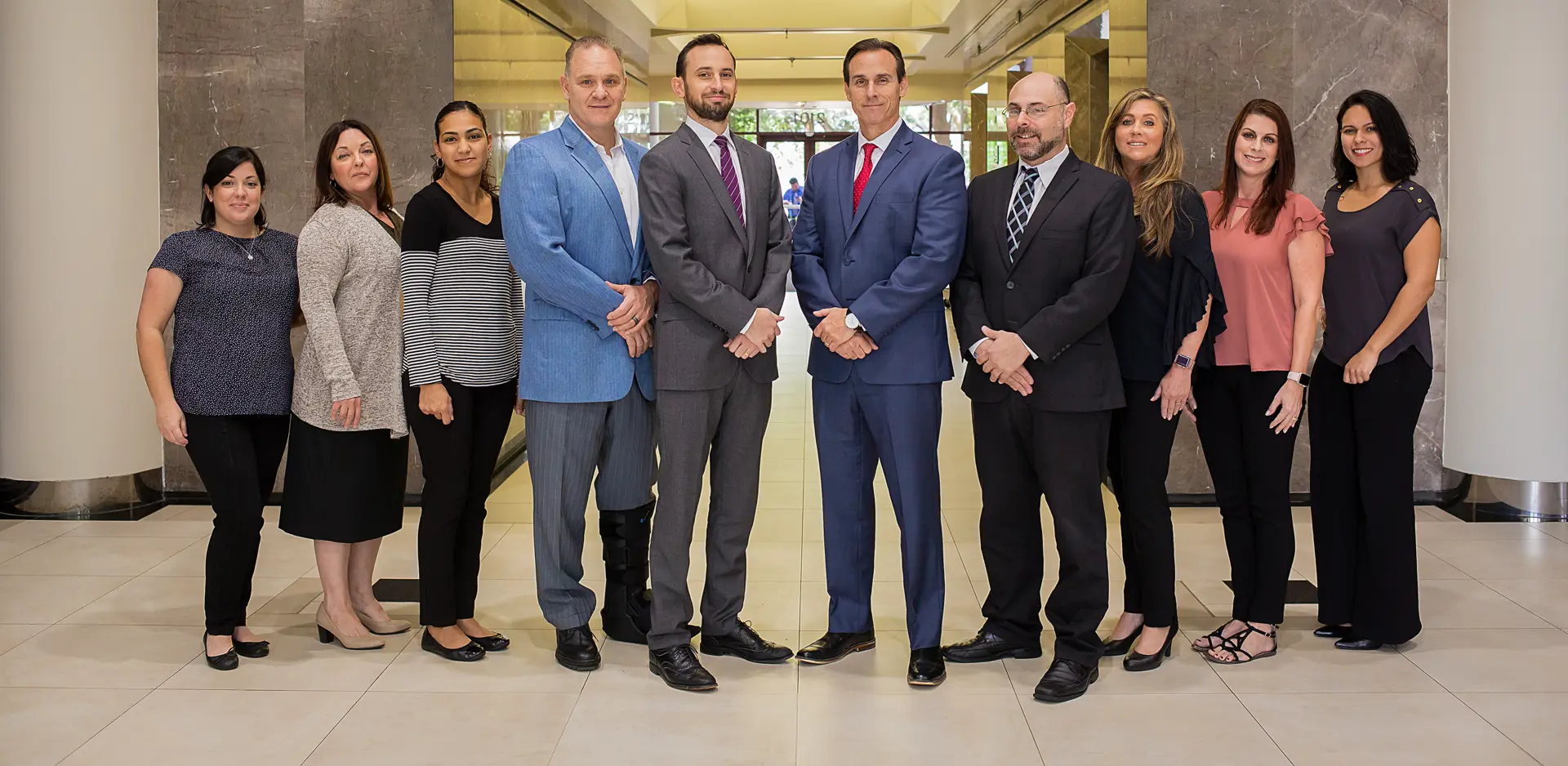 El equipo de Wolf & Pravato en el vestíbulo de la oficina de Fort Lauderdale